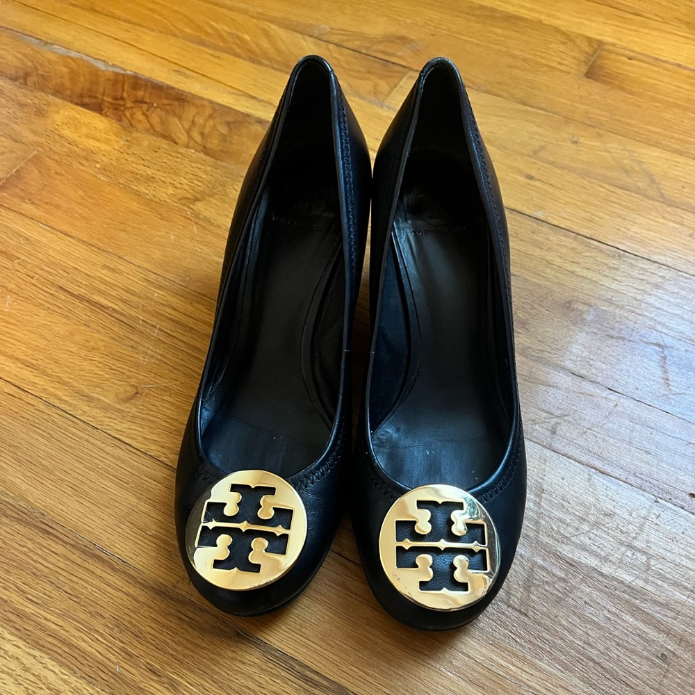 Tory Burch wedge. Black with gold symbol. Excellent like new condition. 8.5